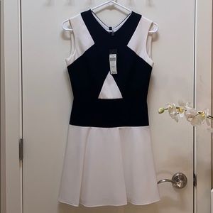 BCBG MAXAZRIA SIZE 02 NEW WITH TAG